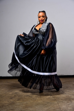 黑色长裙性感轻熟丰满美女写真图片